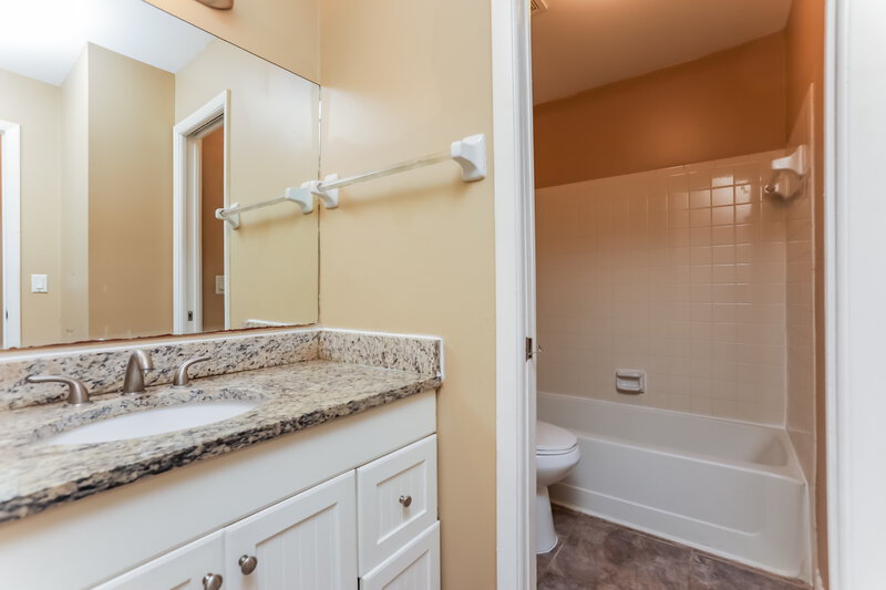 2,120/Mo, 5343 Broken Pine Circle Orlando, FL 32818 Main Bathroom View