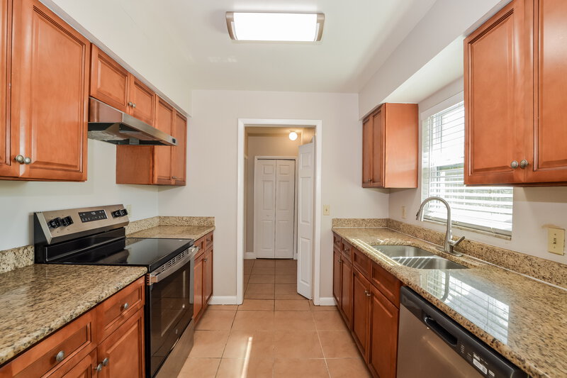 1,900/Mo, 206 Yale Dr Sanford, FL 32771 Kitchen View