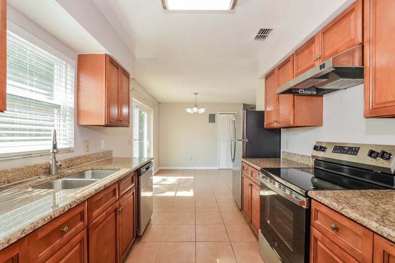 1,900/Mo, 206 Yale Dr Sanford, FL 32771 Kitchen View 2