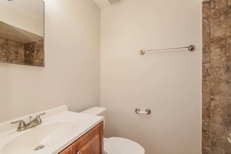 1,900/Mo, 206 Yale Dr Sanford, FL 32771 Main Bathroom View