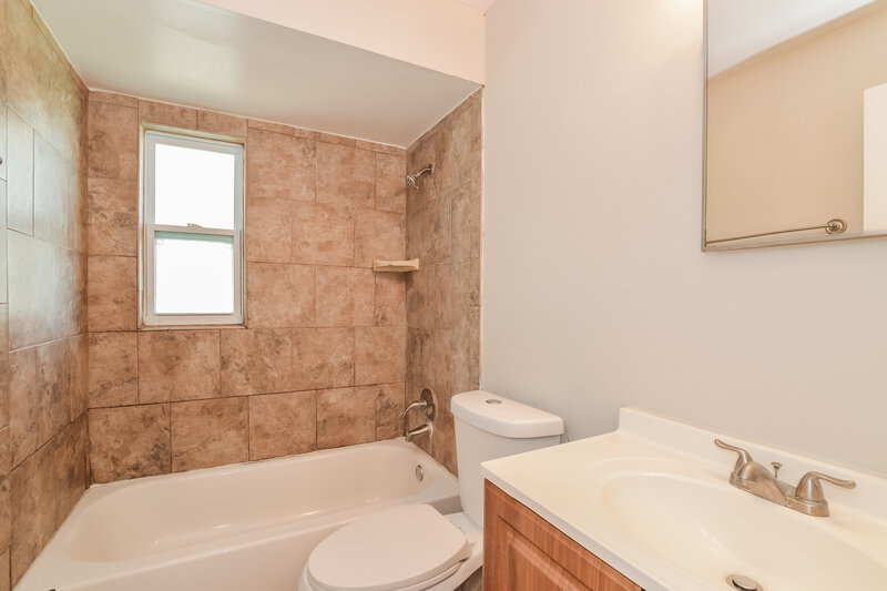 1,900/Mo, 206 Yale Dr Sanford, FL 32771 Bathroom View