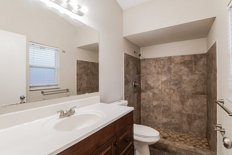 2,520/Mo, 3307 Queens Cove Loop Winter Haven, FL 33880 Main Bathroom View