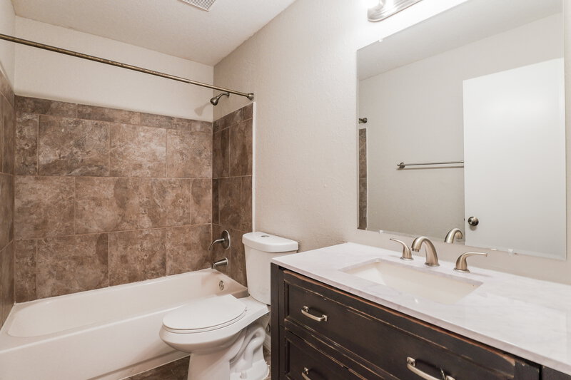 2,520/Mo, 3307 Queens Cove Loop Winter Haven, FL 33880 Bathroom View