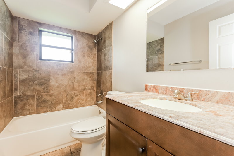 1,775/Mo, 801 Cambridge Way Lake Wales, FL 33853 Main Bathroom View