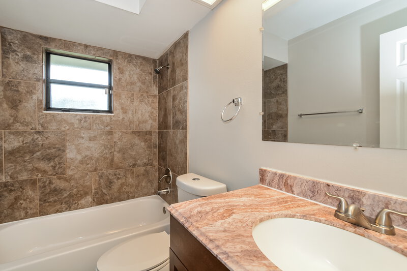 1,775/Mo, 801 Cambridge Way Lake Wales, FL 33853 Bathroom View
