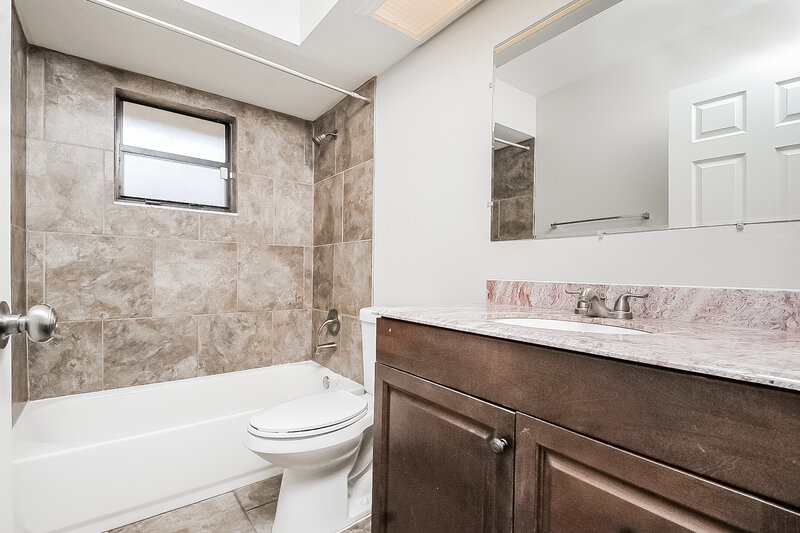 1,775/Mo, 801 Cambridge Way Lake Wales, FL 33853 Bathroom View 2