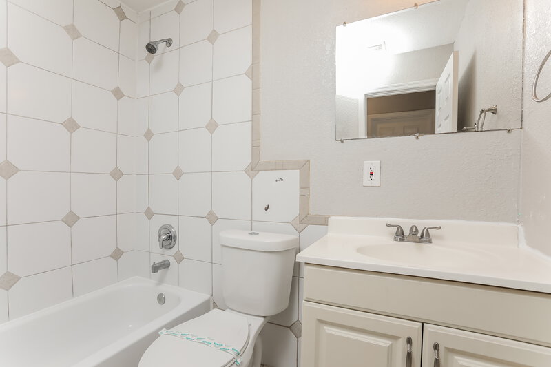1,975/Mo, 3915 Holly Ct Mount Dora, FL 32757 Master Bathroom View