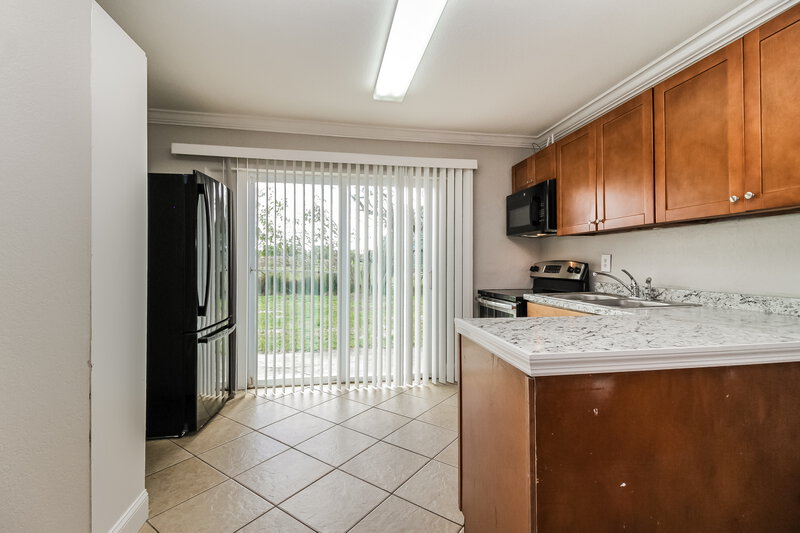 1,715/Mo, 4764 Miramar Rd Orlando, FL 32811 Kitchen View