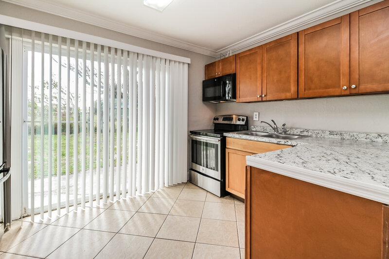 1,715/Mo, 4764 Miramar Rd Orlando, FL 32811 Kitchen View 2