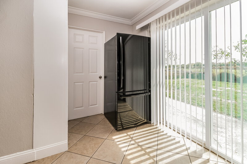 1,715/Mo, 4764 Miramar Rd Orlando, FL 32811 Kitchen View 3