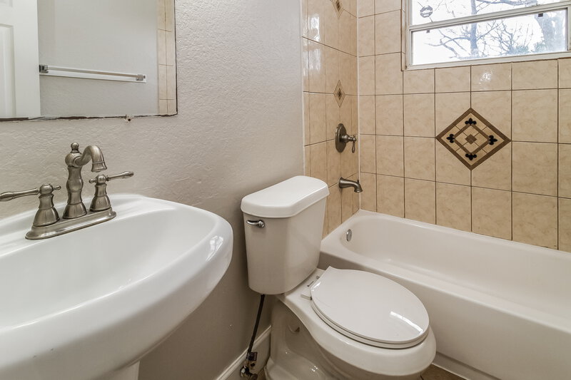 1,715/Mo, 4764 Miramar Rd Orlando, FL 32811 Bathroom View
