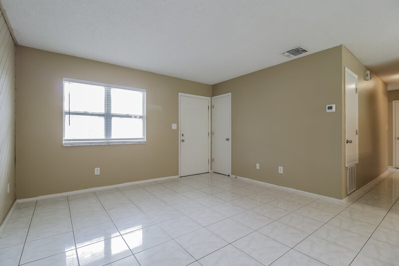 1,915/Mo, 7727 Range Dr Orlando, FL 32810 Living Room View 2