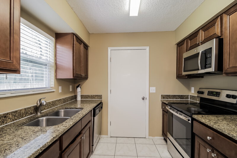 1,915/Mo, 7727 Range Dr Orlando, FL 32810 Kitchen View