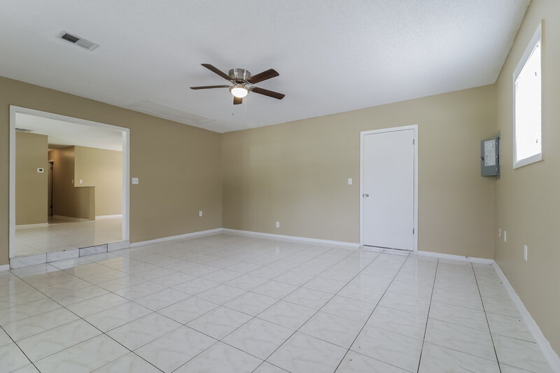 1,915/Mo, 7727 Range Dr Orlando, FL 32810 Family Room View 2