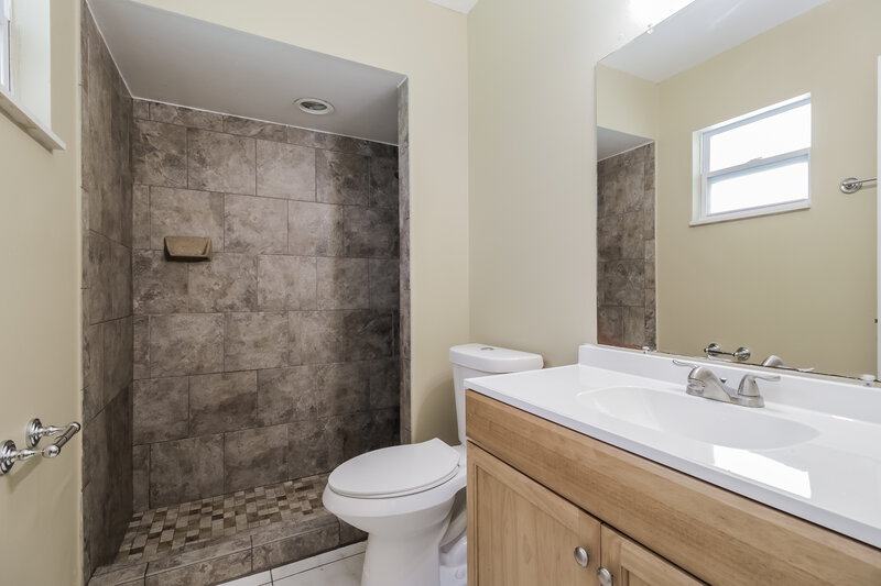 1,915/Mo, 7727 Range Dr Orlando, FL 32810 Main Bathroom View