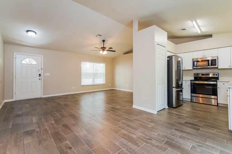 1,710/Mo, 206 Howard Ct Mascotte, FL 34753 Living Room View 2