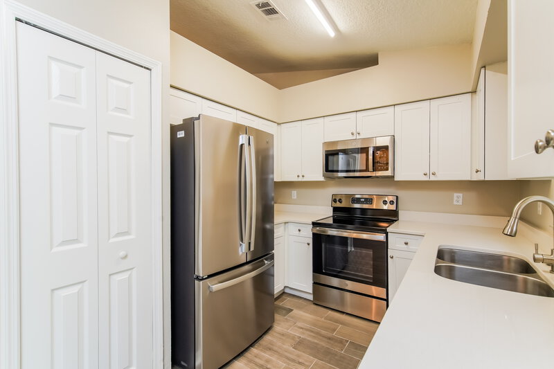 1,710/Mo, 206 Howard Ct Mascotte, FL 34753 Kitchen View