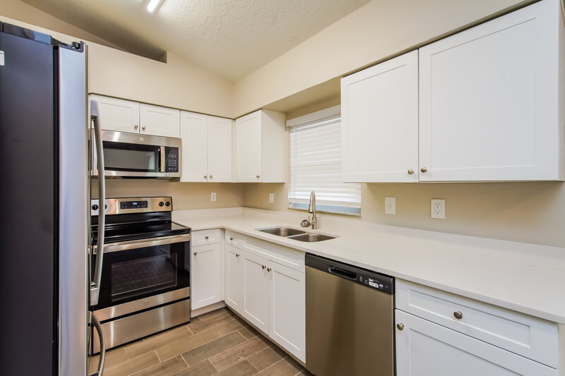 1,710/Mo, 206 Howard Ct Mascotte, FL 34753 Kitchen View 2