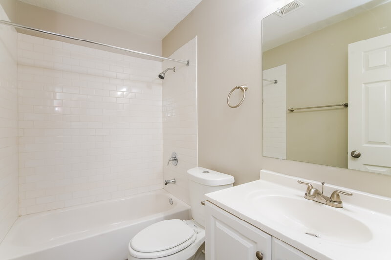 1,710/Mo, 206 Howard Ct Mascotte, FL 34753 Main Bathroom View