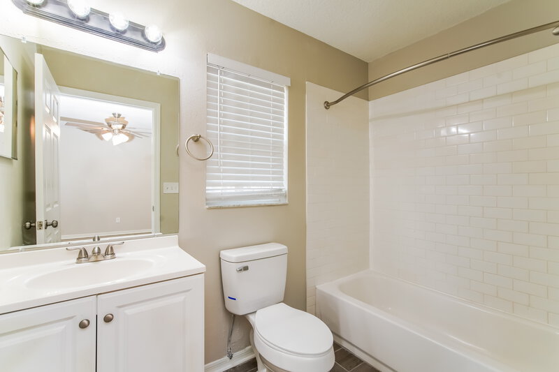 1,710/Mo, 206 Howard Ct Mascotte, FL 34753 Bathroom View