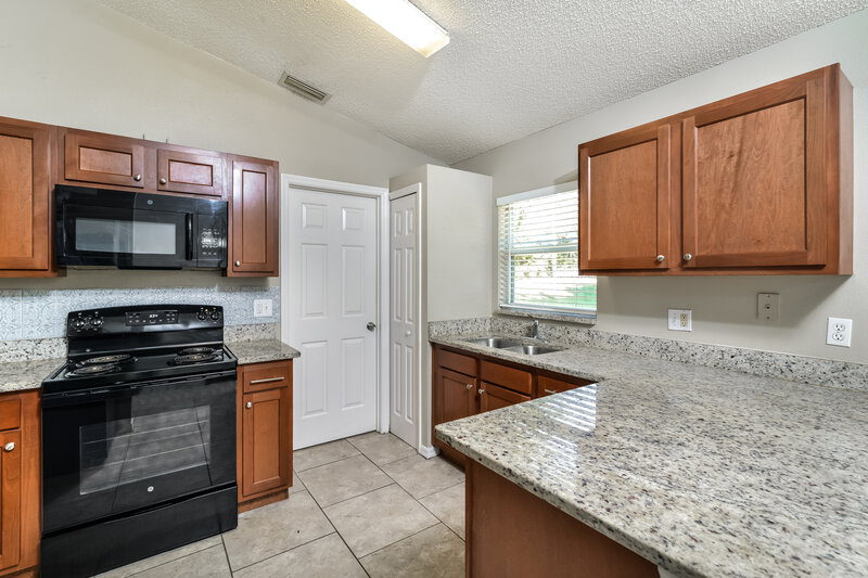 1,695/Mo, 1075 W New York Ave Orange City, FL 32763 Kitchen View