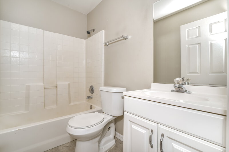 1,695/Mo, 1075 W New York Ave Orange City, FL 32763 Main Bathroom View