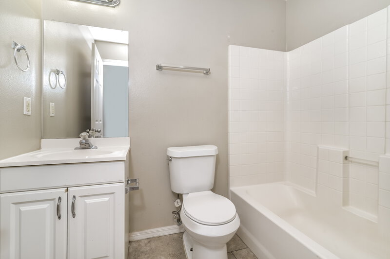 1,695/Mo, 1075 W New York Ave Orange City, FL 32763 Bathroom View
