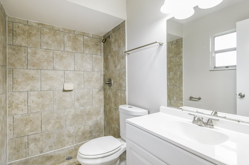 1,635/Mo, 340 Cortez Ct Kissimmee, FL 34758 Main Bathroom View
