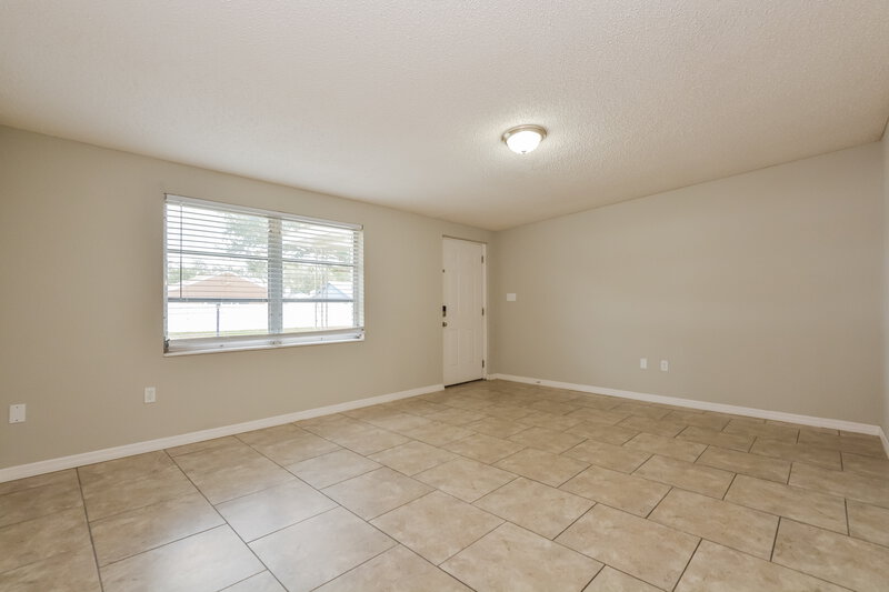 1,730/Mo, 6 S Lake Fox Rd Winter Haven, FL 33884 Living Room View 2