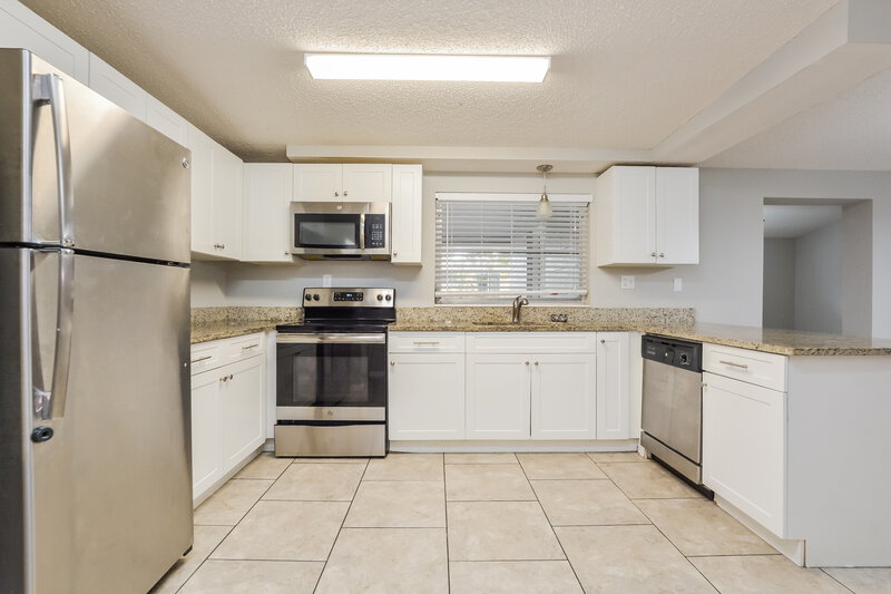 1,730/Mo, 6 S Lake Fox Rd Winter Haven, FL 33884 Kitchen View 2
