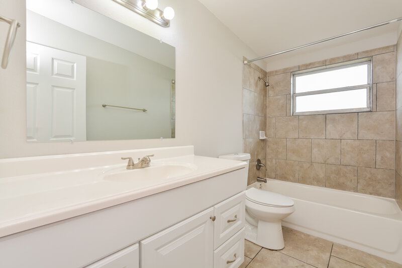 1,730/Mo, 6 S Lake Fox Rd Winter Haven, FL 33884 Main Bathroom View