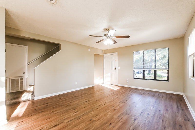 1,900/Mo, 4314 Pine Hill Cir Orlando, FL 32808 Living Room View