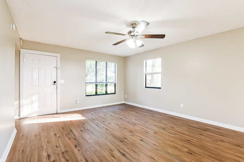 1,900/Mo, 4314 Pine Hill Cir Orlando, FL 32808 Living Room View 3