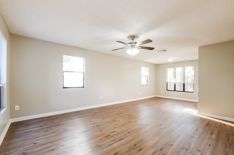 1,900/Mo, 4314 Pine Hill Cir Orlando, FL 32808 Living Room View 4