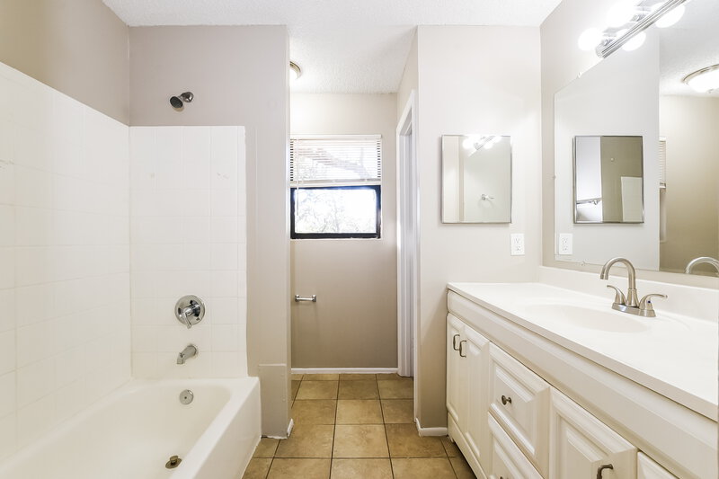 1,900/Mo, 4314 Pine Hill Cir Orlando, FL 32808 Main Bathroom View