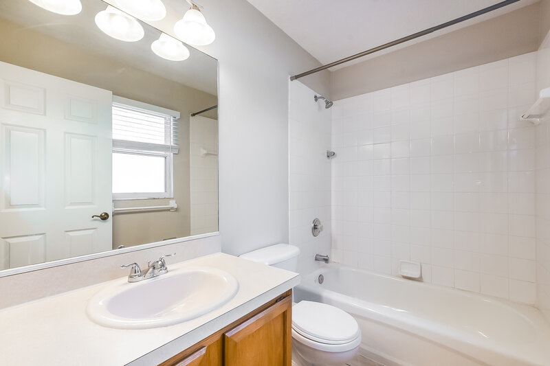 1,845/Mo, 5 Bay Ridge Loop Mascotte, FL 34753 Main Bathroom View
