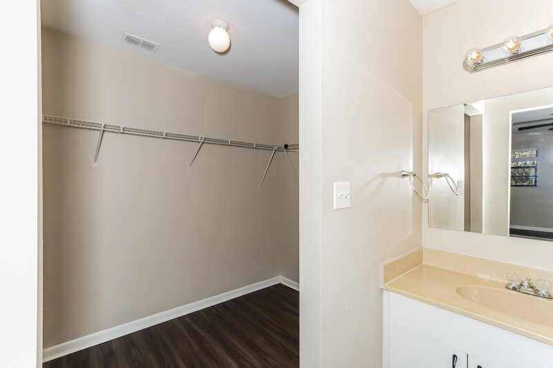 1,765/Mo, 3701 Red Oak Ct Lake Wales, FL 33898 Walk In Closet View
