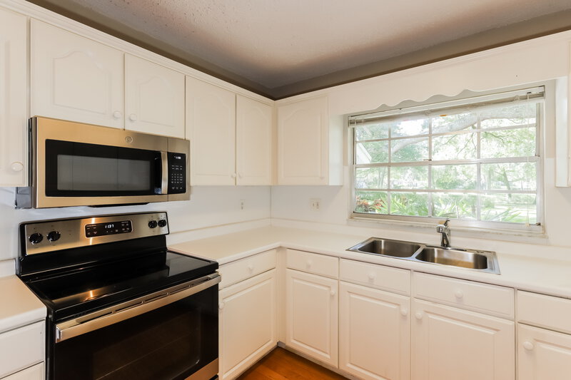 1,835/Mo, 1127 Circle Dr Lake Wales, FL 33853 Kitchen View 2