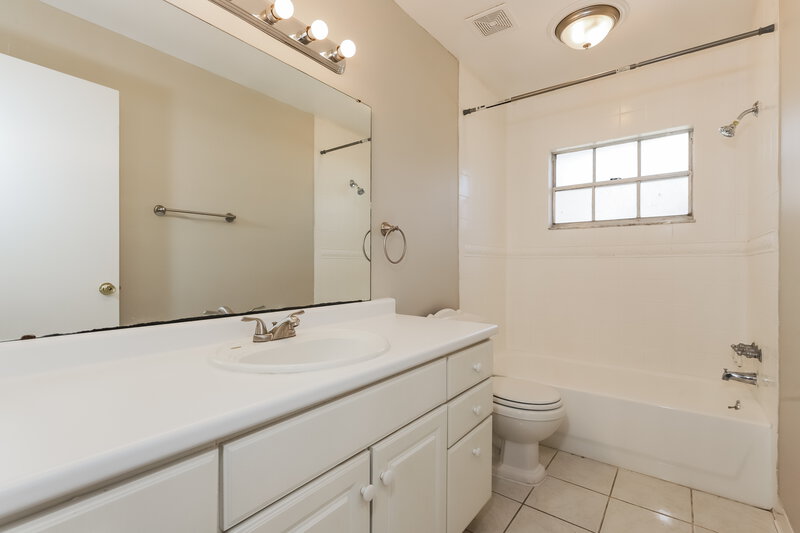 1,835/Mo, 1127 Circle Dr Lake Wales, FL 33853 Main Bathroom View