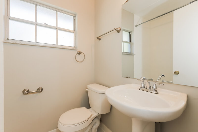 1,835/Mo, 1127 Circle Dr Lake Wales, FL 33853 Bathroom View