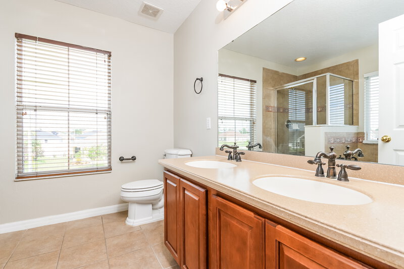 2,380/Mo, 1007 N Platte Way Poinciana, FL 34759 Main Bathroom View