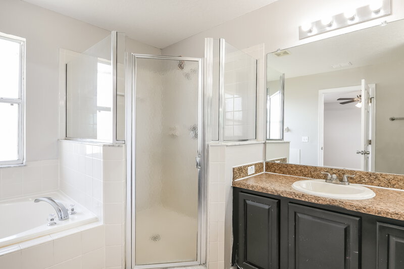 1,950/Mo, 609 Gila Dr Poinciana, FL 34759 Main Bathroom View