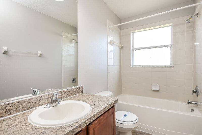 1,950/Mo, 609 Gila Dr Poinciana, FL 34759 Bathroom View
