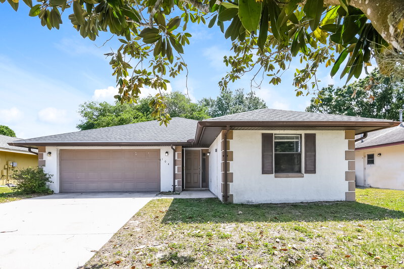 2,010/Mo, 104 Lk Daisy Terr Winter Haven, FL 33884 Front View