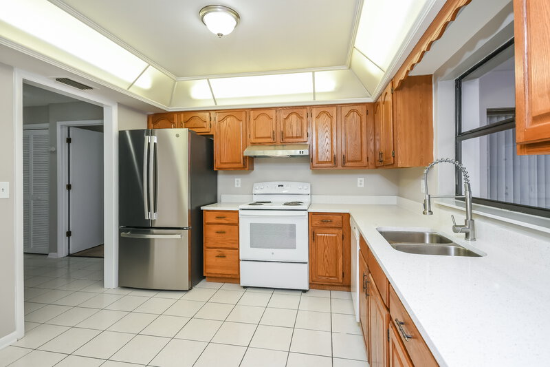 2,010/Mo, 104 Lk Daisy Terr Winter Haven, FL 33884 Kitchen View 2