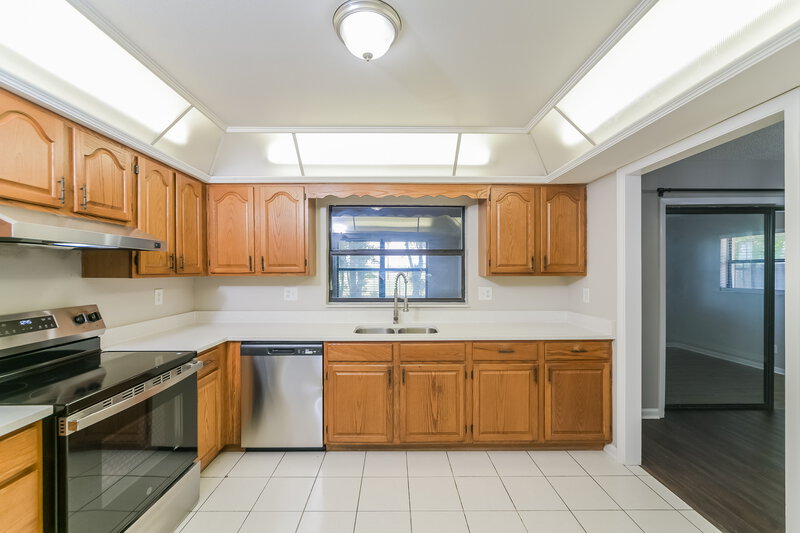 1,705/Mo, 104 Lk Daisy Terr Winter Haven, FL 33884 Kitchen View 2