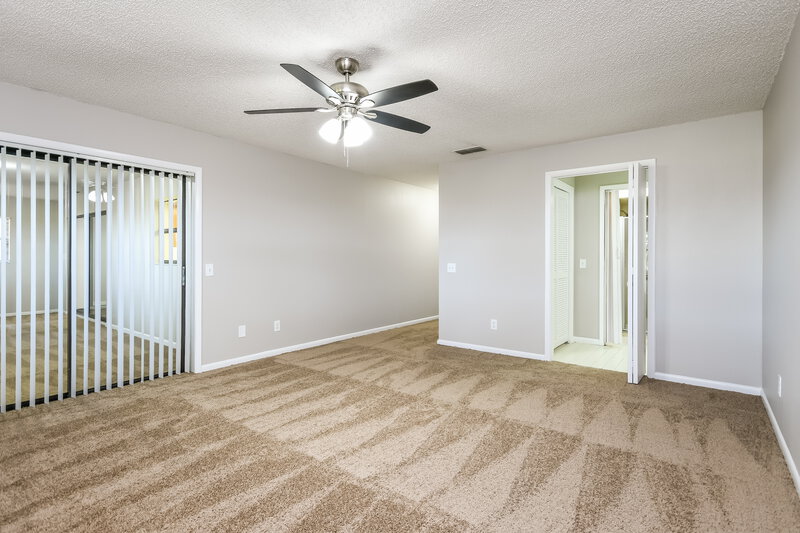 2,010/Mo, 104 Lk Daisy Terr Winter Haven, FL 33884 Main Bedroom View 2