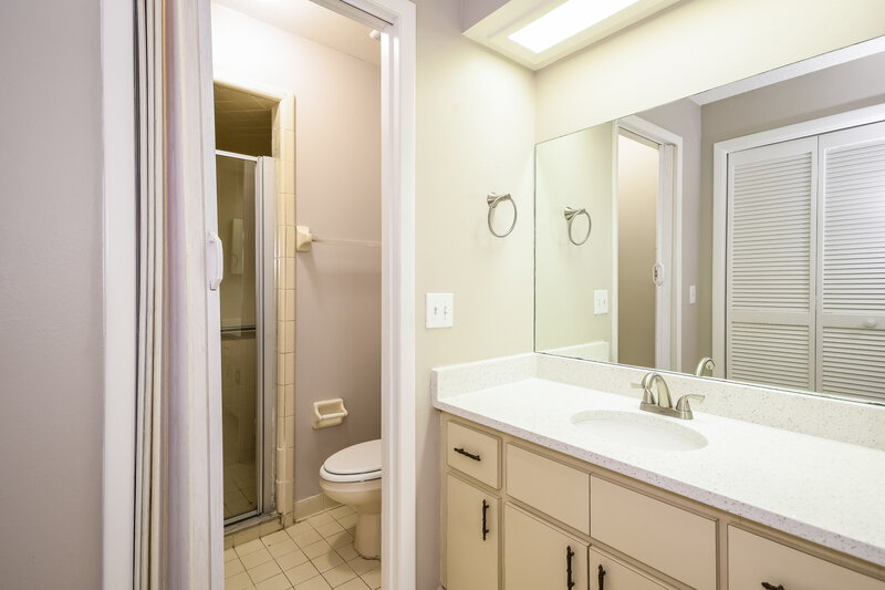 2,010/Mo, 104 Lk Daisy Terr Winter Haven, FL 33884 Main Bathroom View