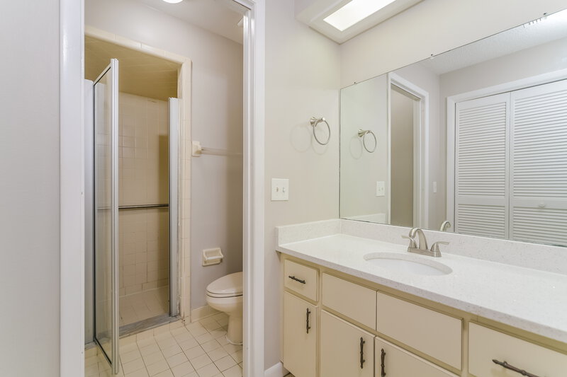 1,705/Mo, 104 Lk Daisy Terr Winter Haven, FL 33884 Main Bathroom View