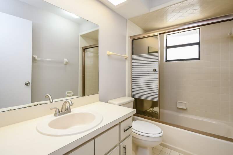 2,010/Mo, 104 Lk Daisy Terr Winter Haven, FL 33884 Bathroom View